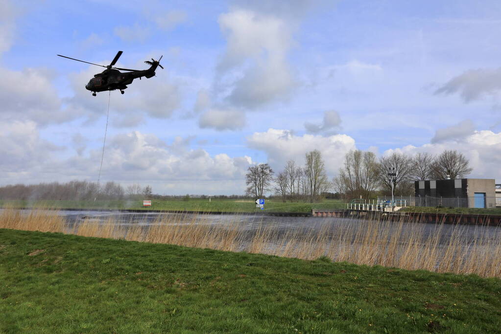 Transporthelikopters van de luchtmacht oefenen bij de Eem