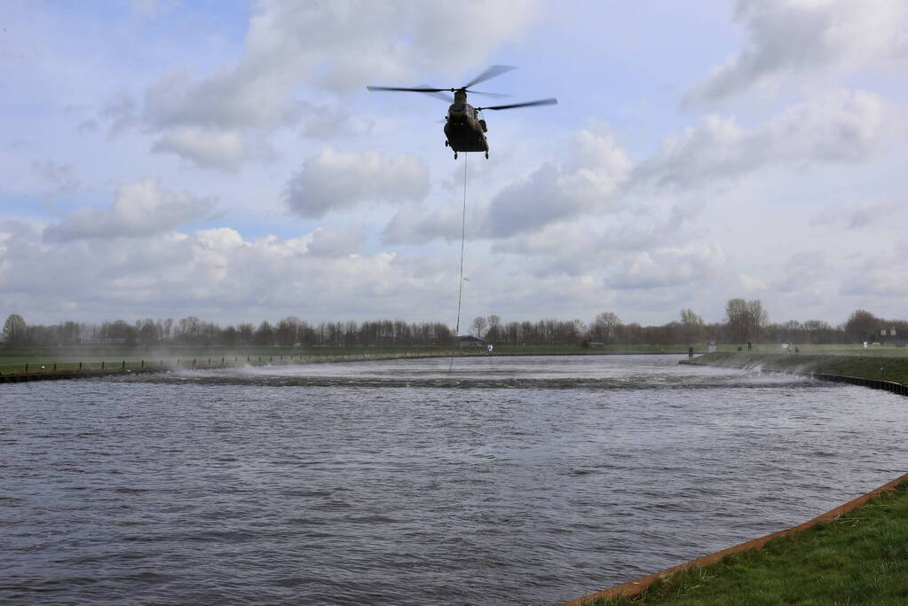 Transporthelikopters van de luchtmacht oefenen bij de Eem