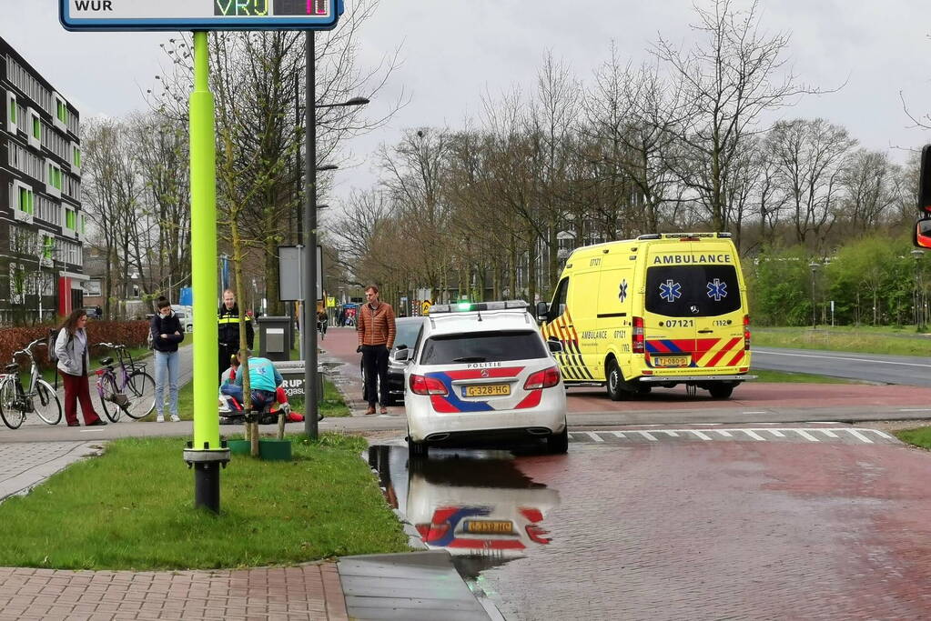 Overstekende fietser aangereden door auto