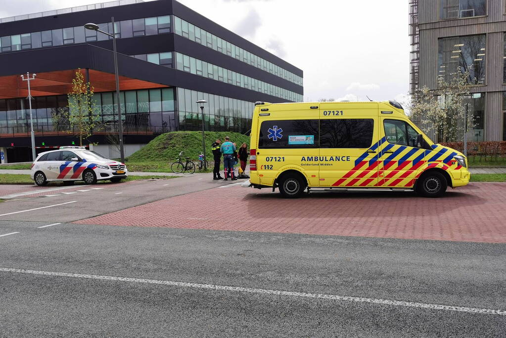 Overstekende fietser aangereden door auto