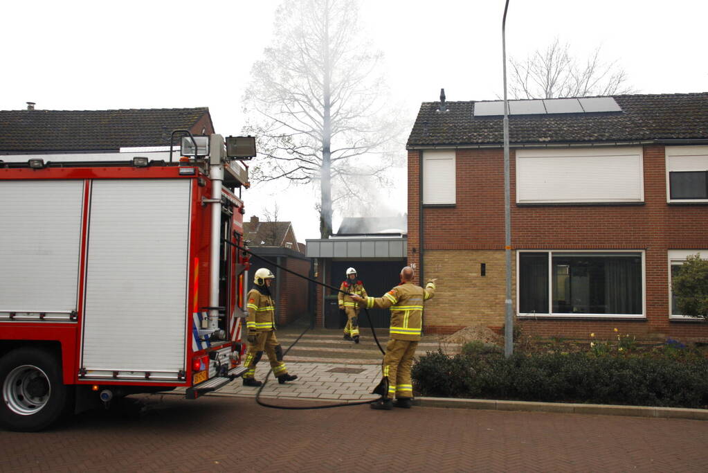 Veel rook bij brand achter woning