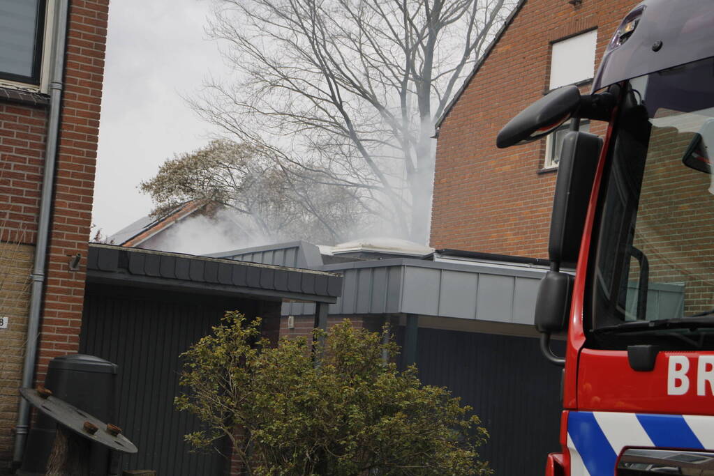 Veel rook bij brand achter woning