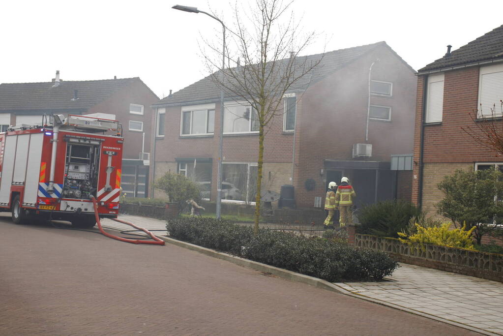 Veel rook bij brand achter woning