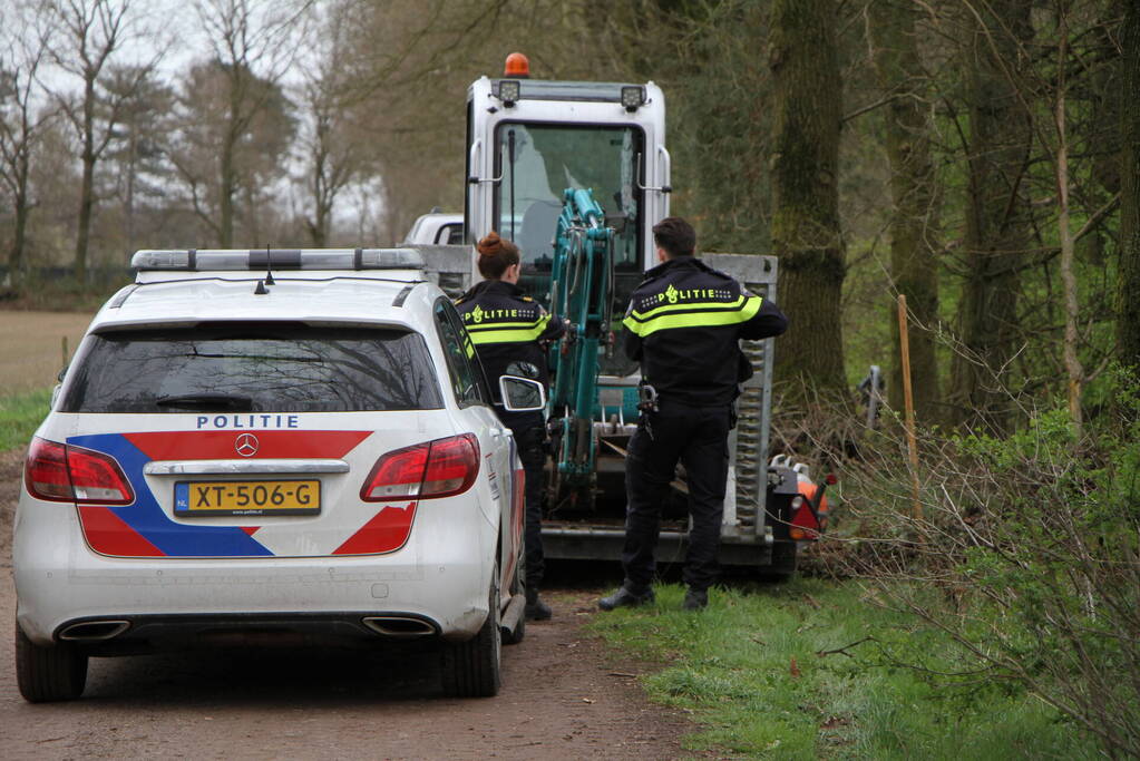 Agenten spreken man op dumping van tuinafval