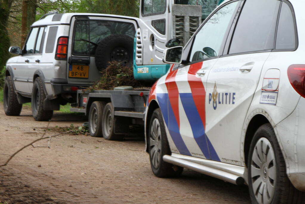 Agenten spreken man op dumping van tuinafval
