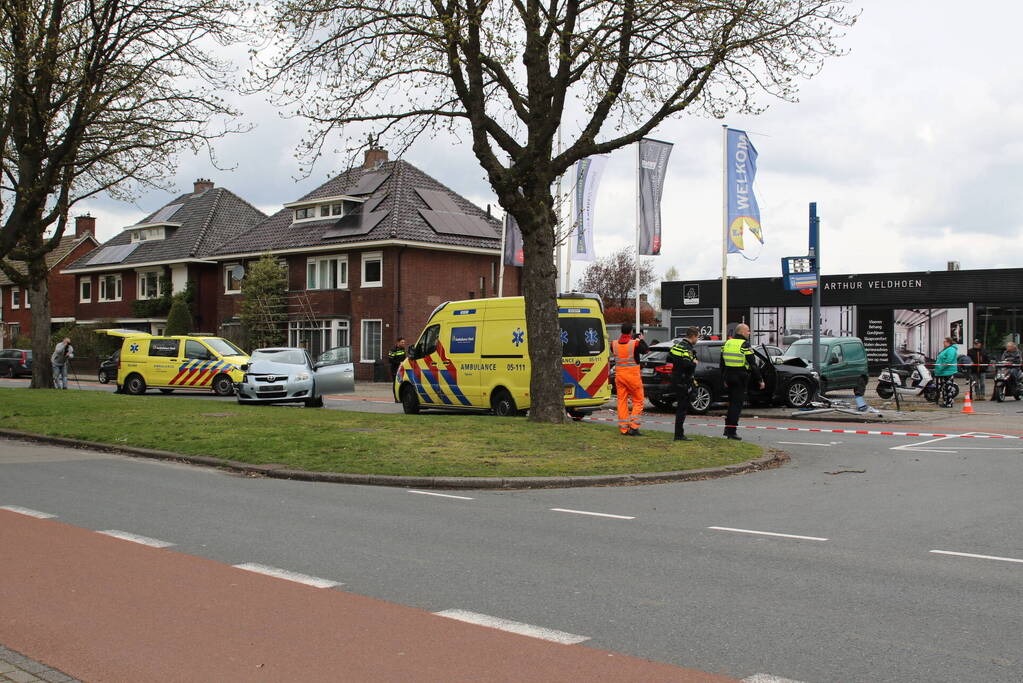 Flinke ravage na aanrijding op kruispunt