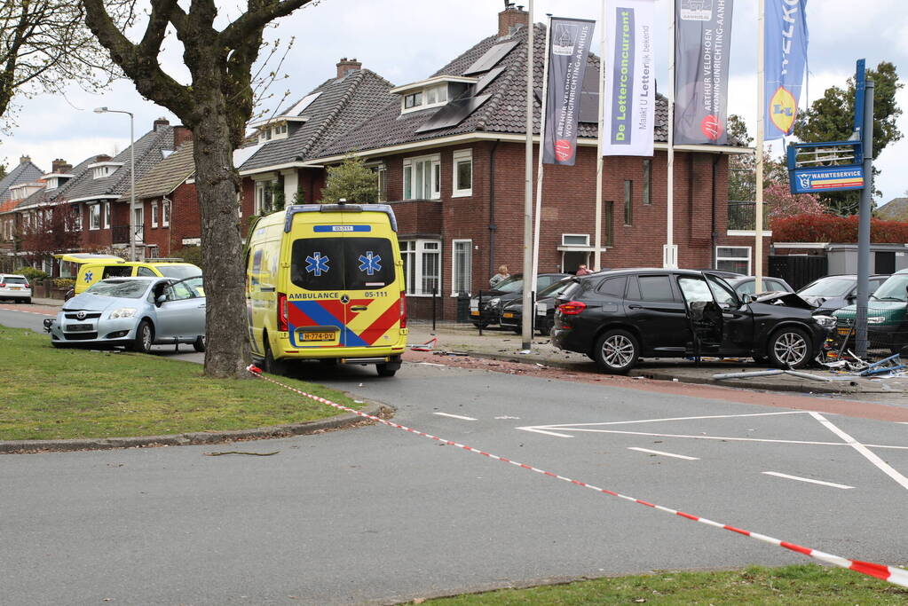 Flinke ravage na aanrijding op kruispunt