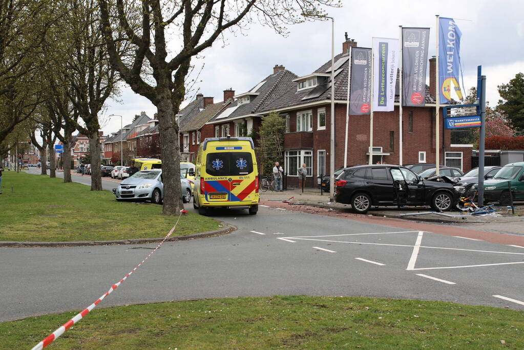 Flinke ravage na aanrijding op kruispunt