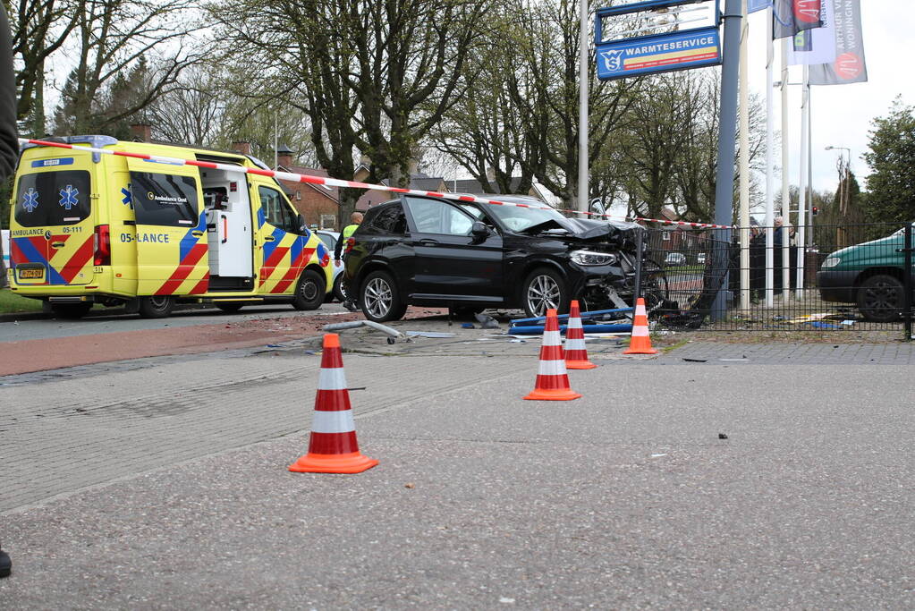 Flinke ravage na aanrijding op kruispunt