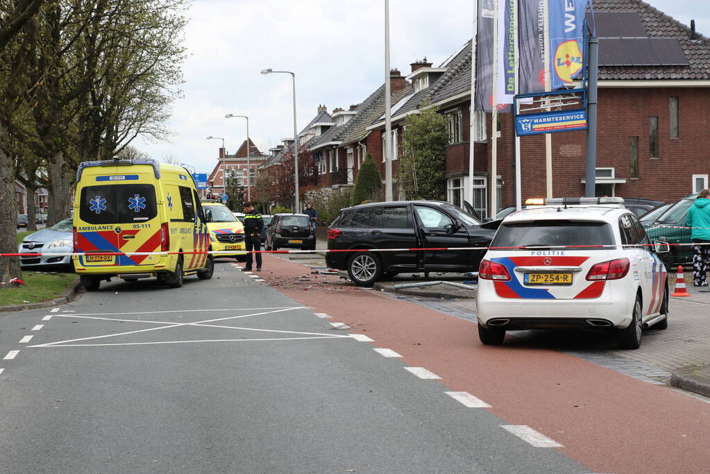 Flinke ravage na aanrijding op kruispunt