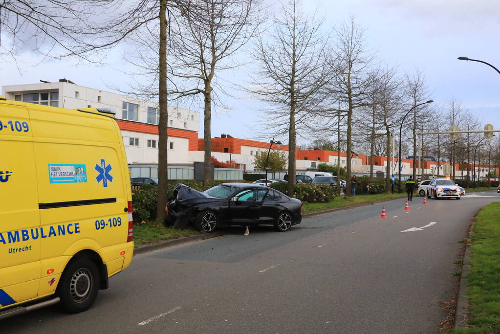 Auto vliegt uit de bocht en botst op boom