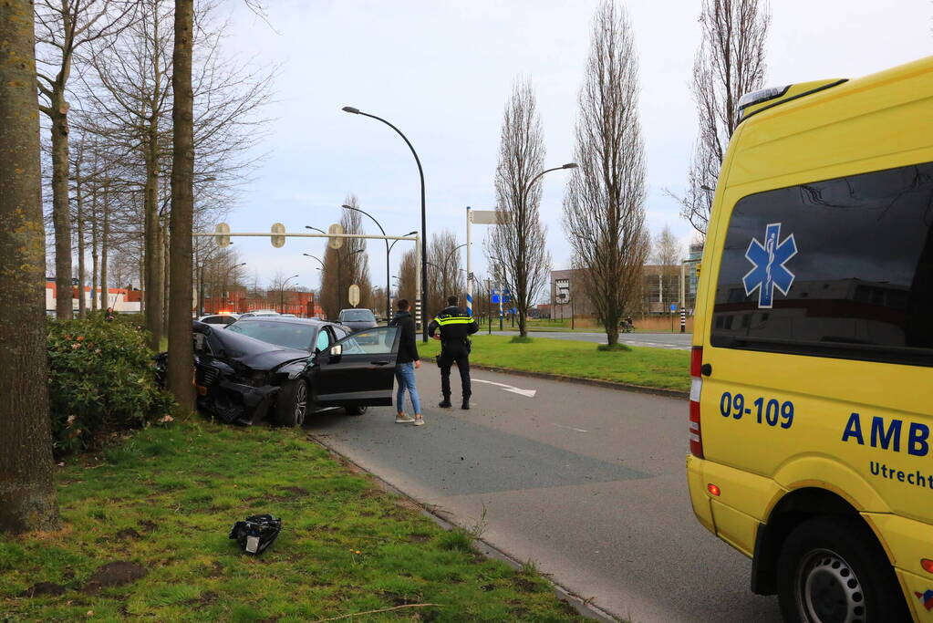 Auto vliegt uit de bocht en botst op boom