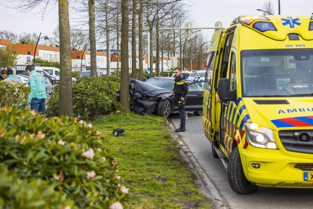 Auto vliegt uit de bocht en botst op boom