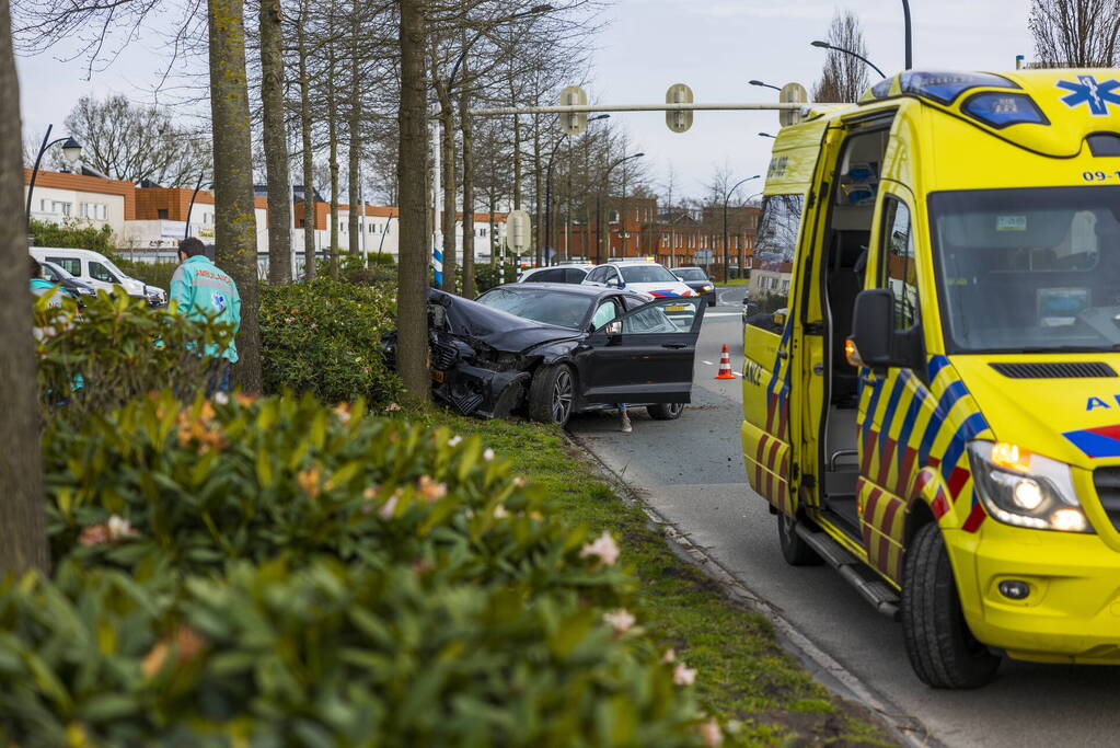 Auto vliegt uit de bocht en botst op boom