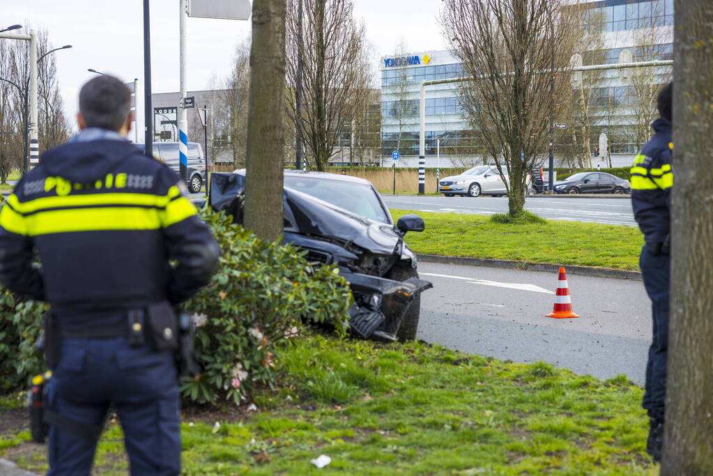 Auto vliegt uit de bocht en botst op boom