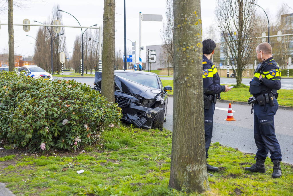 Auto vliegt uit de bocht en botst op boom