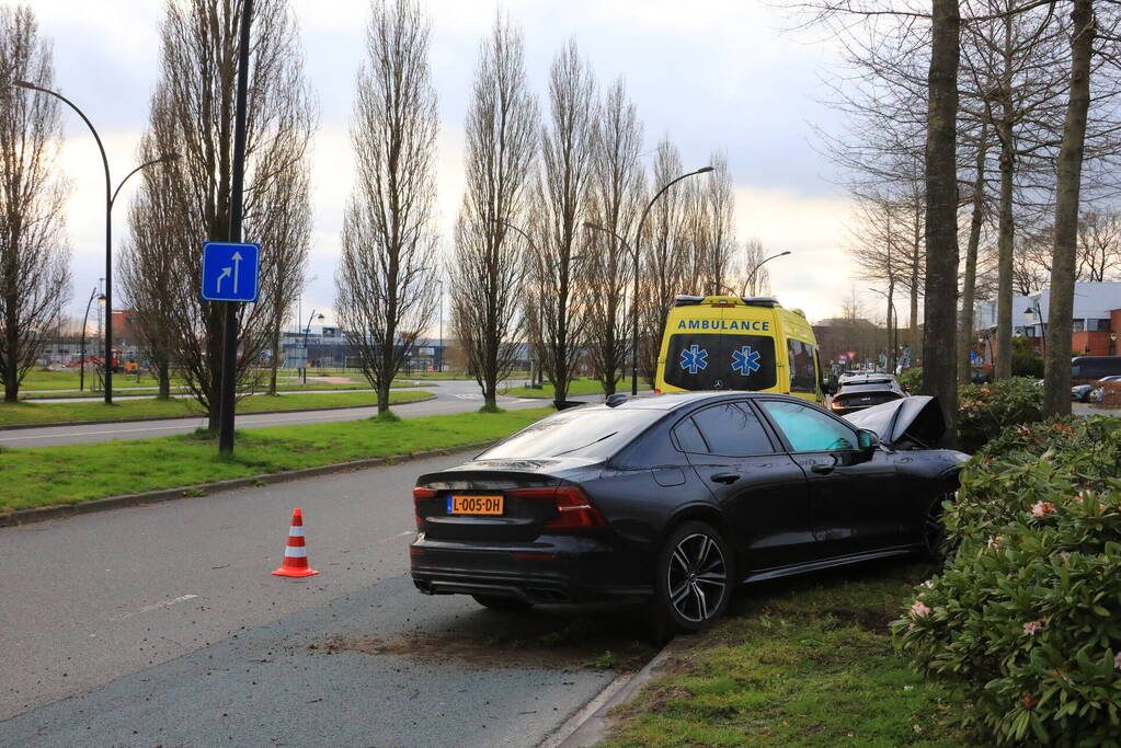 Auto vliegt uit de bocht en botst op boom