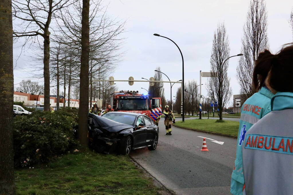 Auto vliegt uit de bocht en botst op boom