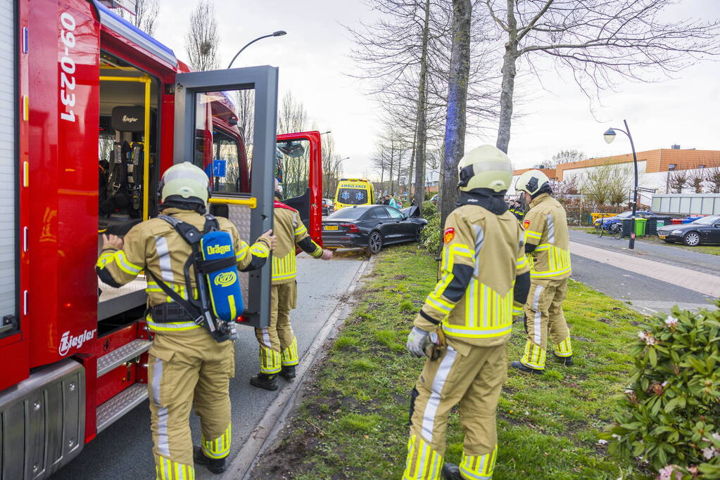Auto vliegt uit de bocht en botst op boom