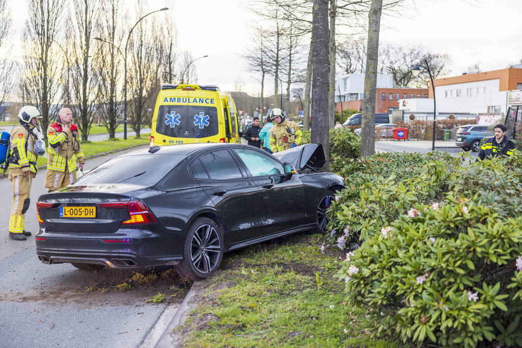 Auto vliegt uit de bocht en botst op boom