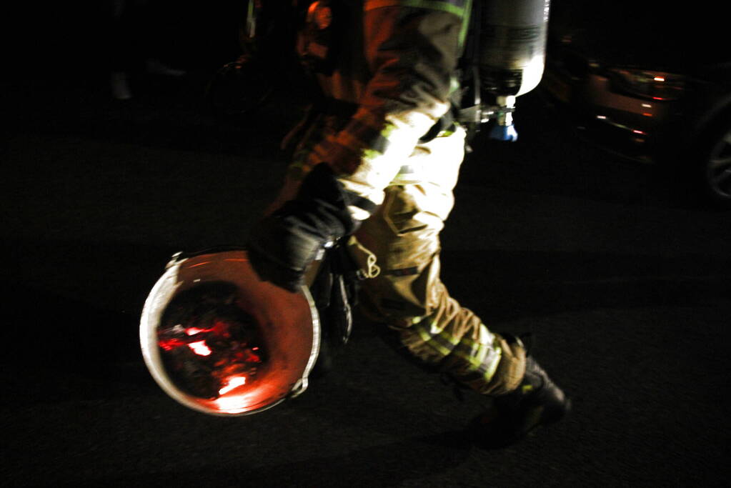 Brandweer blust schoorsteenbrand