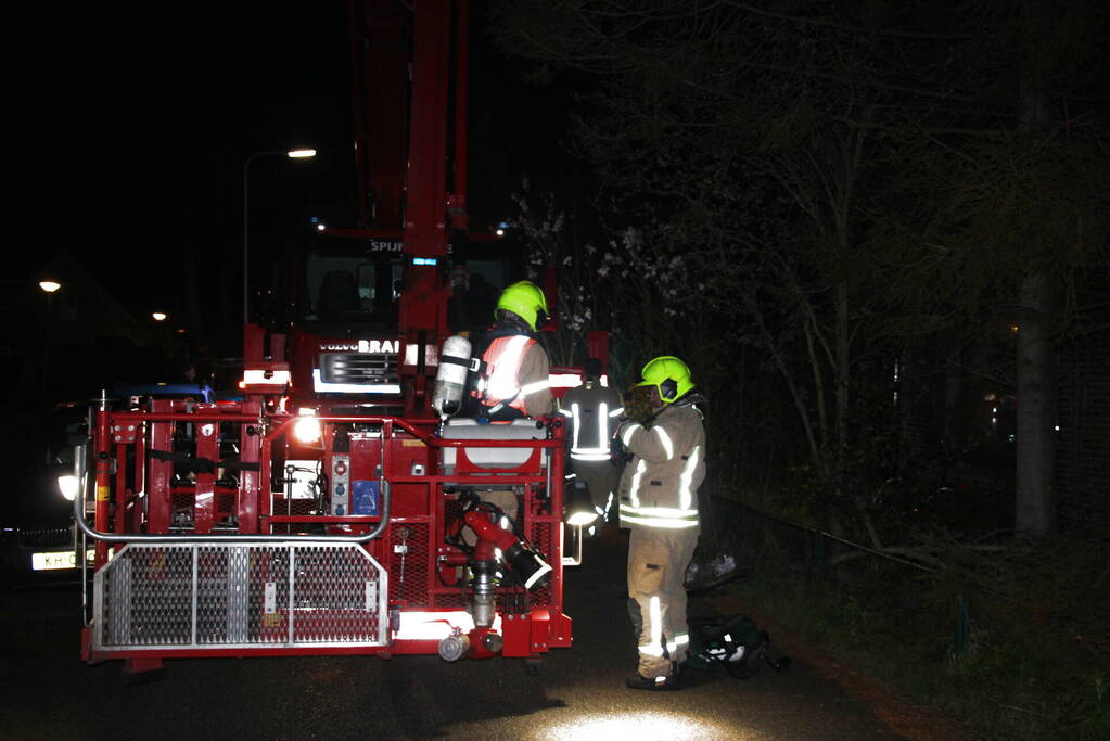 Brandweer blust schoorsteenbrand
