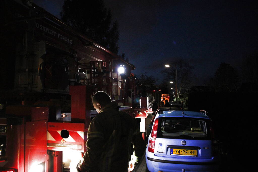Brandweer blust schoorsteenbrand