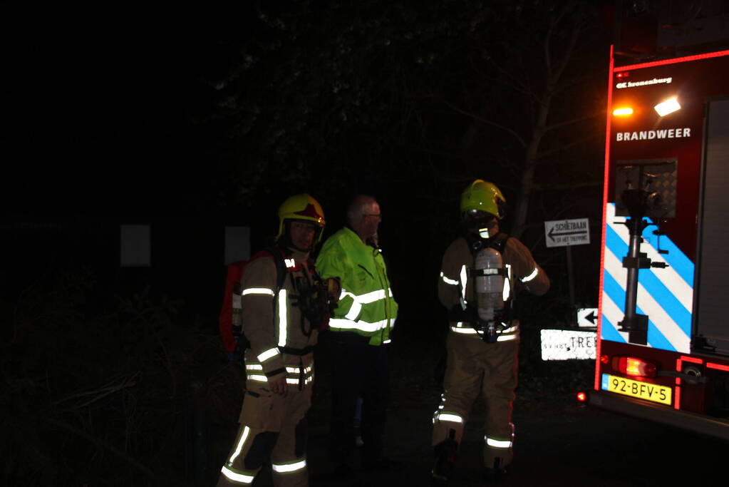 Brandweer blust schoorsteenbrand