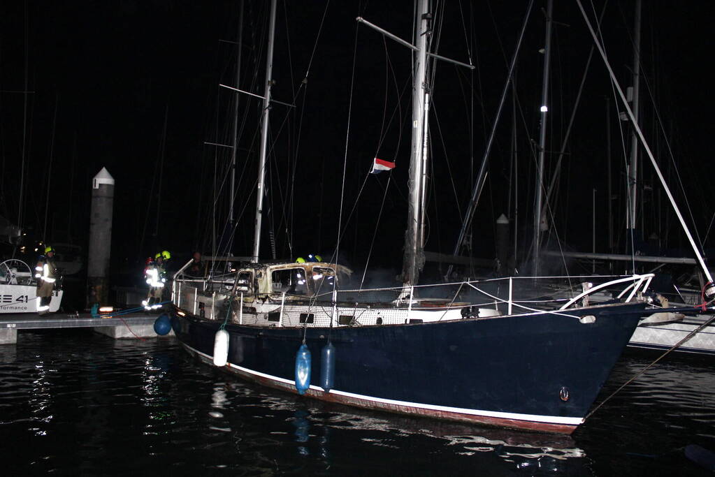 Uitslaande brand in zeiljacht