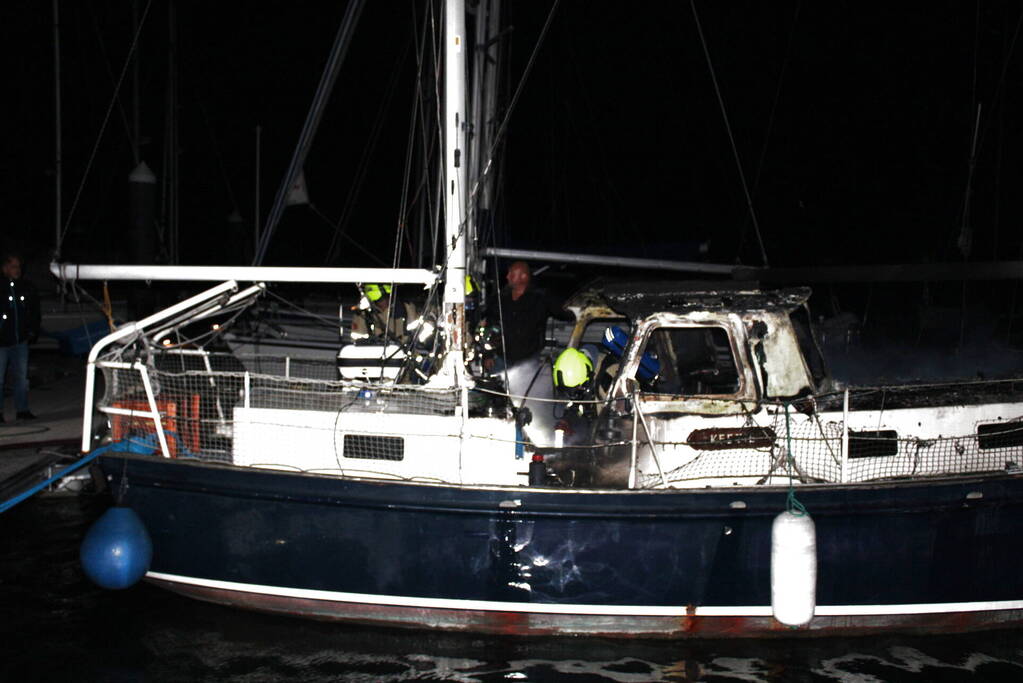 Uitslaande brand in zeiljacht