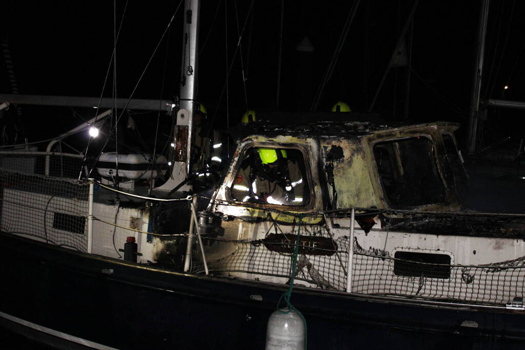 Uitslaande brand in zeiljacht