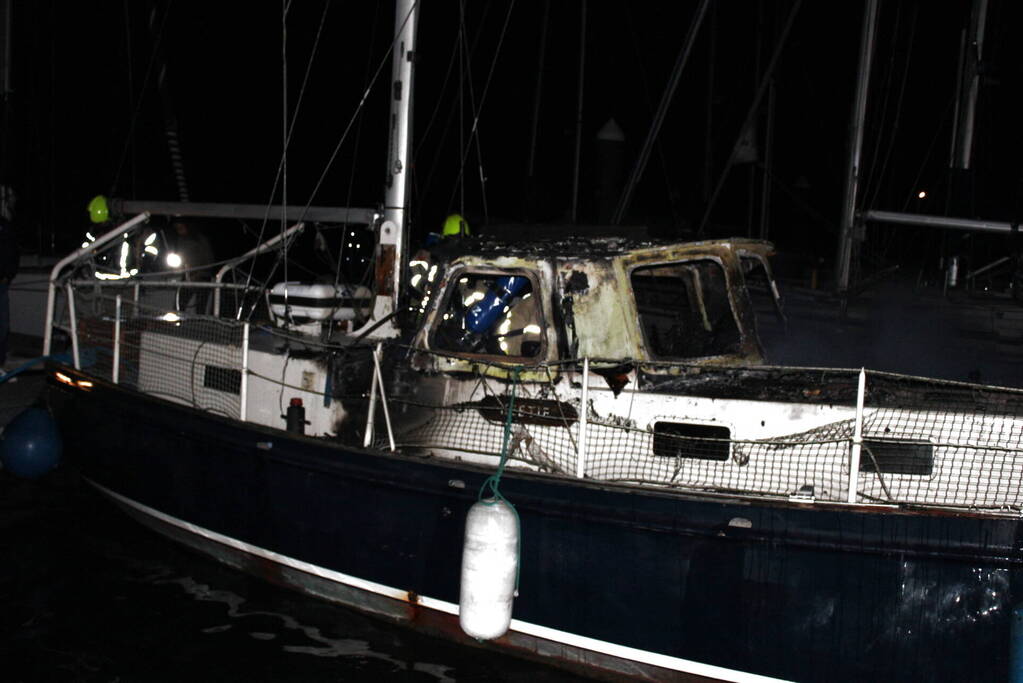 Uitslaande brand in zeiljacht