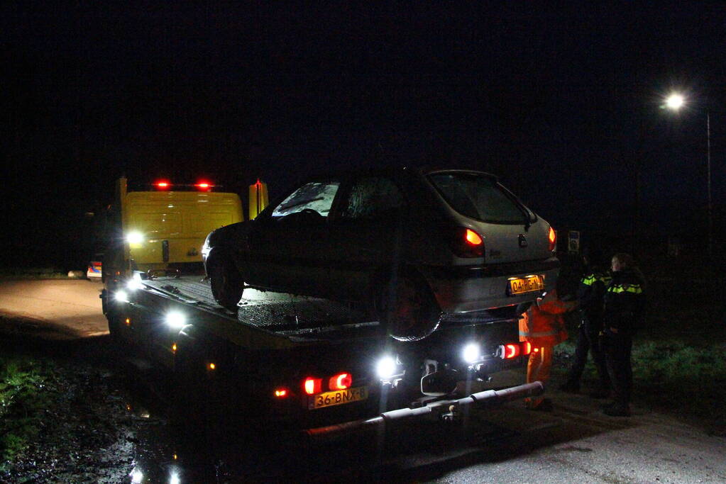 Auto belandt op zijn kant in de sloot