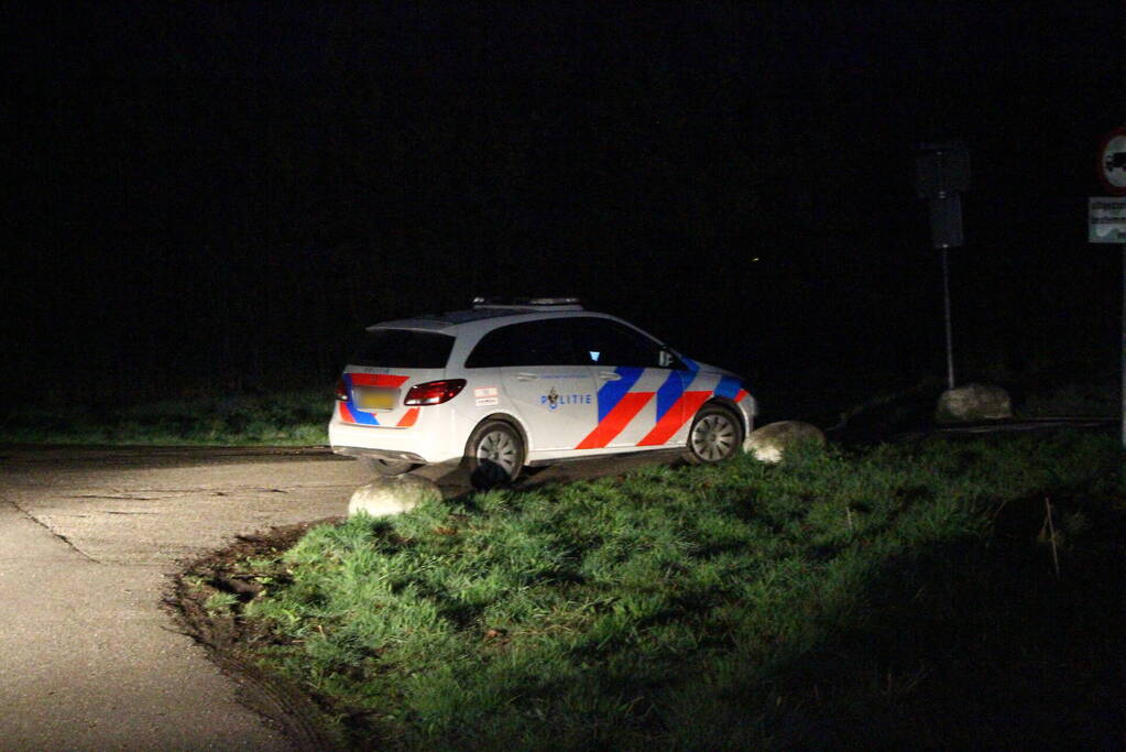 Auto belandt op zijn kant in de sloot