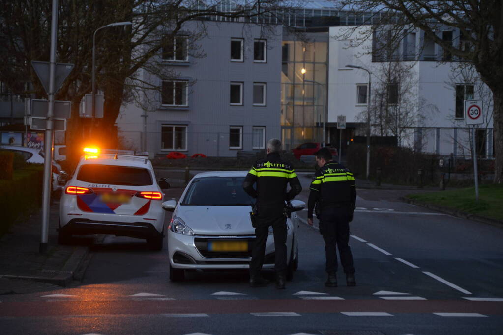 Fietser en automobilist botsen met elkaar