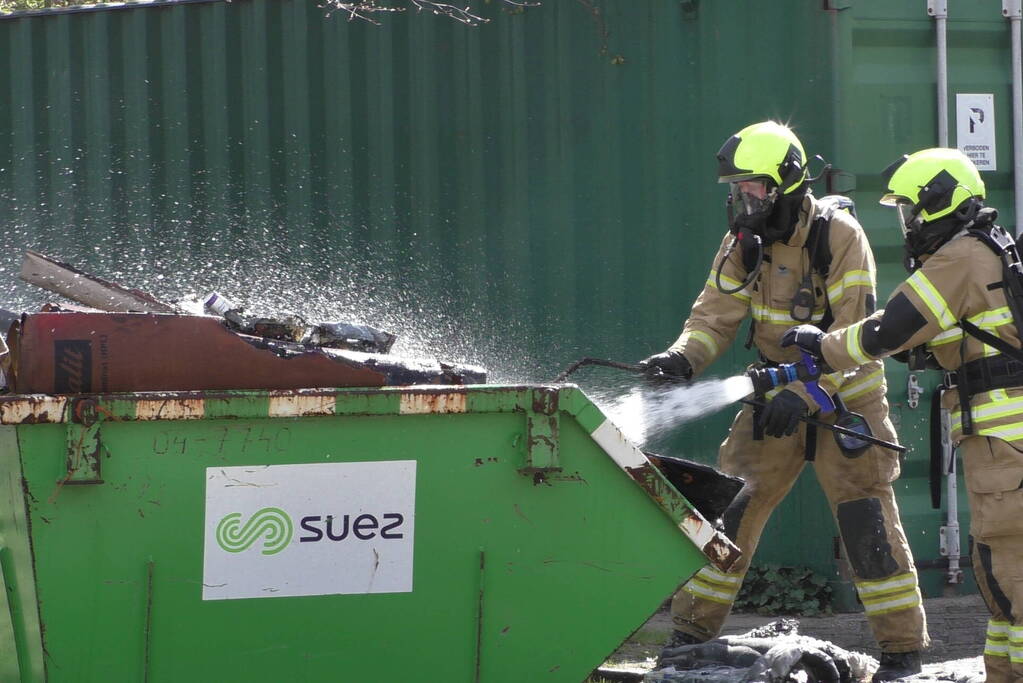 Container met bouwafval in brand