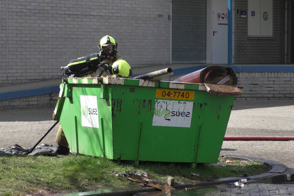 Container met bouwafval in brand
