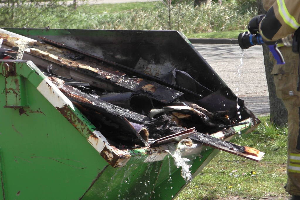 Container met bouwafval in brand