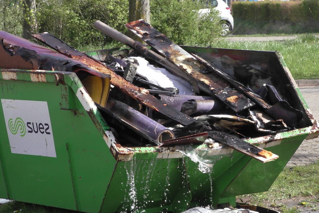 Container met bouwafval in brand