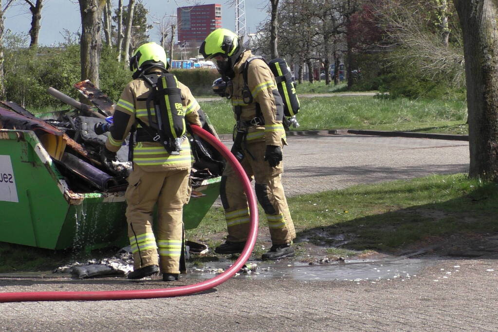 Container met bouwafval in brand