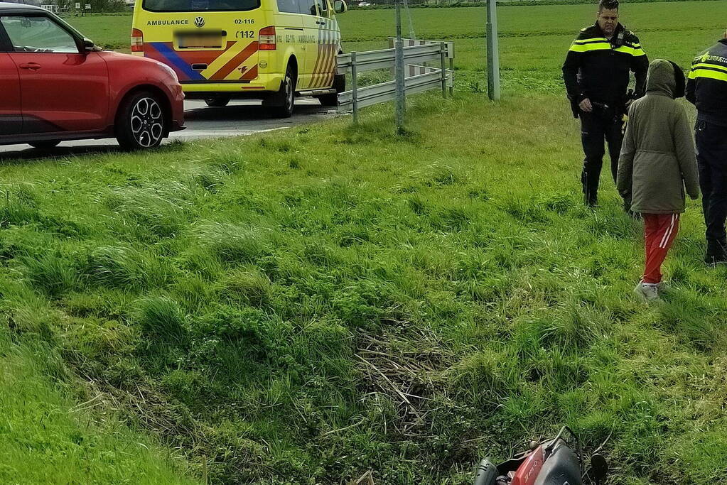 Scooterrijder rijdt sloot in