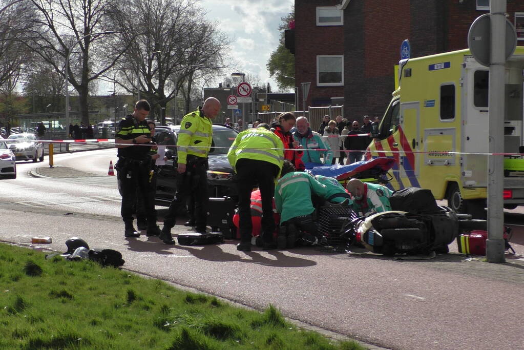 Scooterrijder raakt zwaargewond bij botsing tegen paal