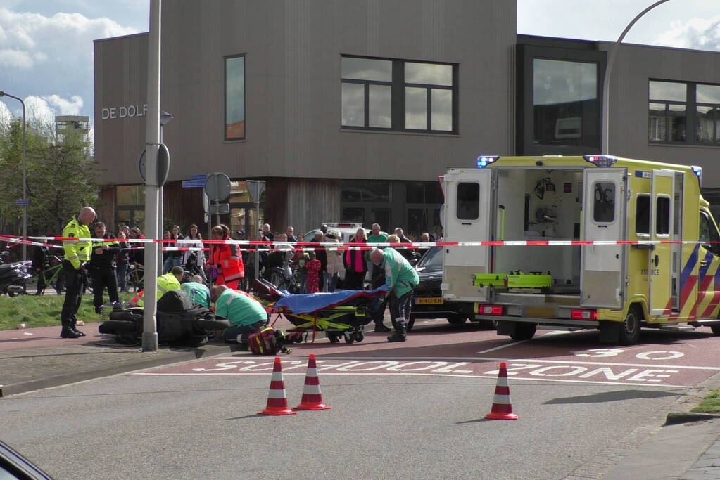 Scooterrijder raakt zwaargewond bij botsing tegen paal
