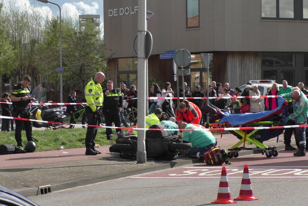 Scooterrijder raakt zwaargewond bij botsing tegen paal