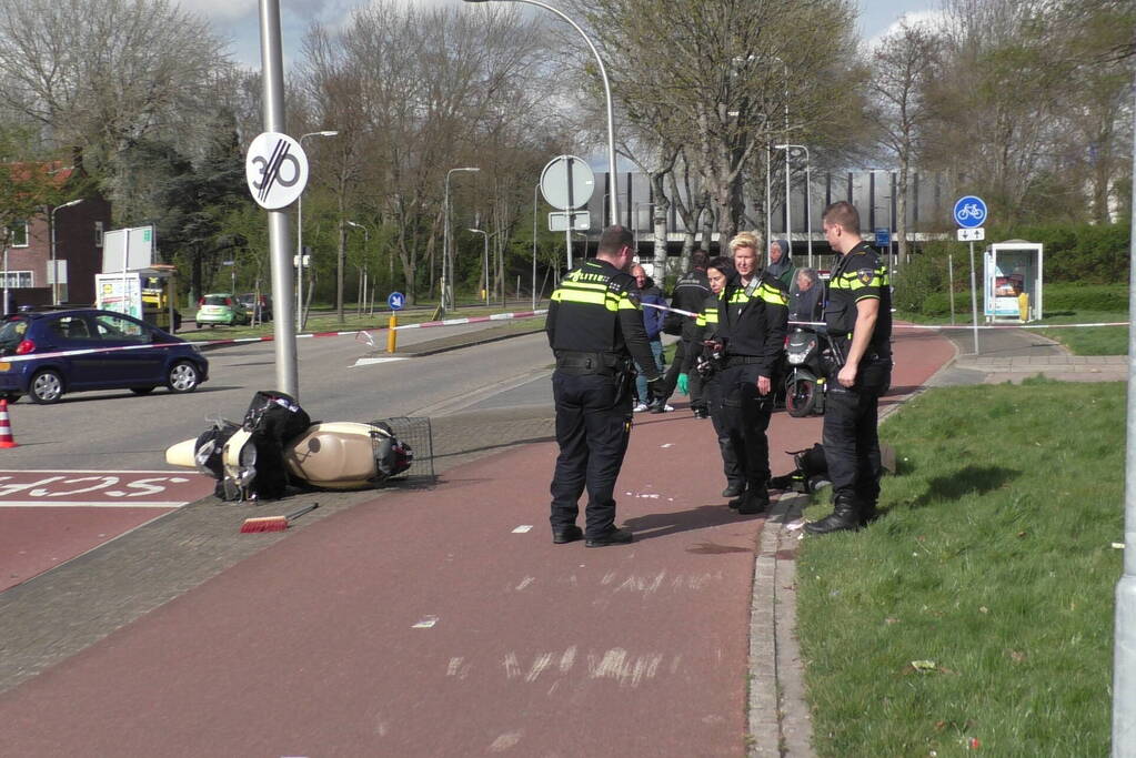 Scooterrijder raakt zwaargewond bij botsing tegen paal