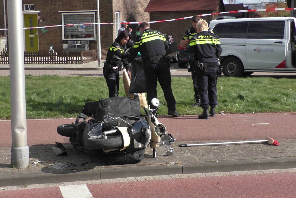 Scooterrijder raakt zwaargewond bij botsing tegen paal