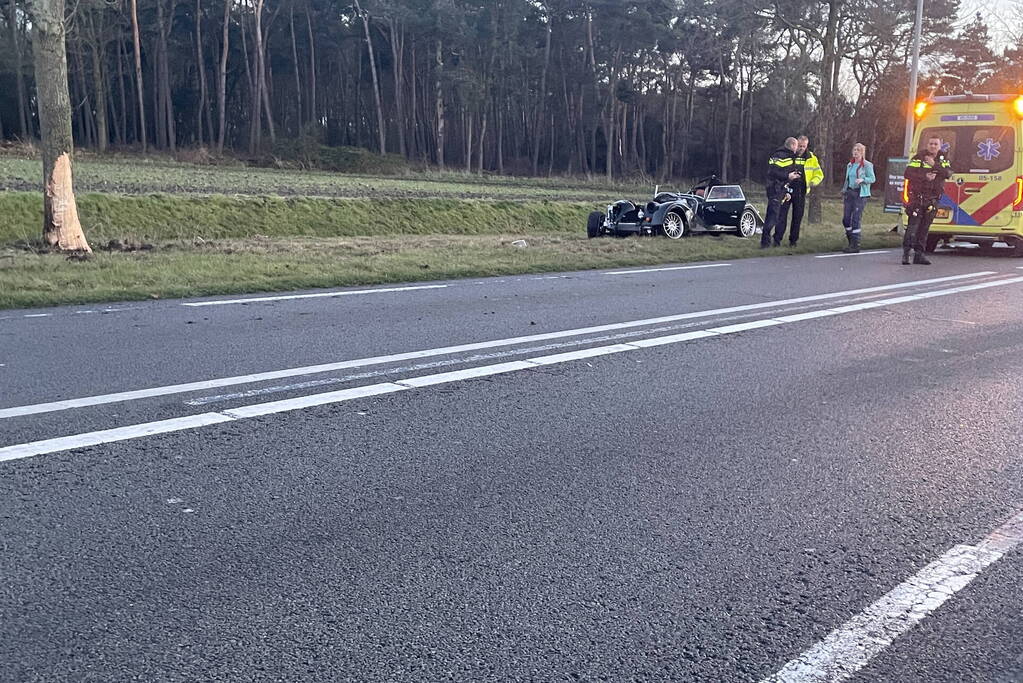 Oldtimer crasht tegen boom