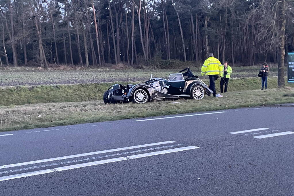 Oldtimer crasht tegen boom