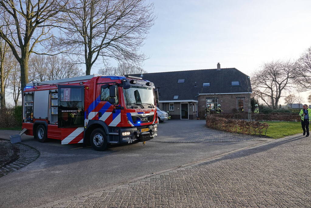 Brandweer veegt schoorsteen na brand