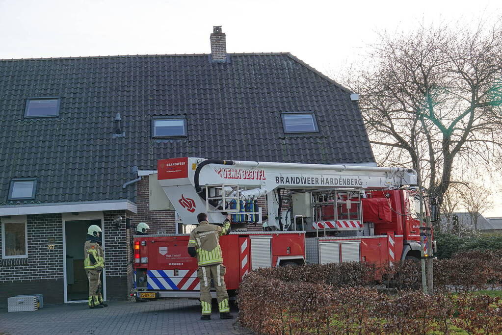 Brandweer veegt schoorsteen na brand